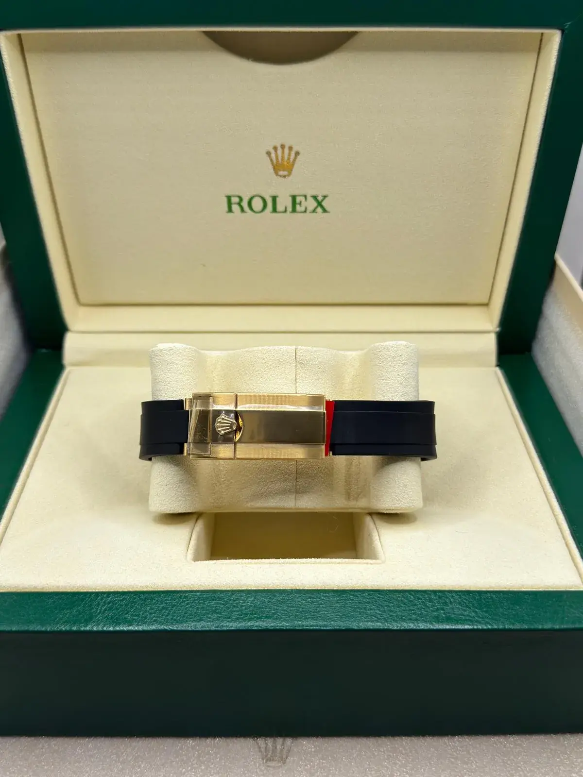 Rolex Yacht-Master 42 · Geelgoud