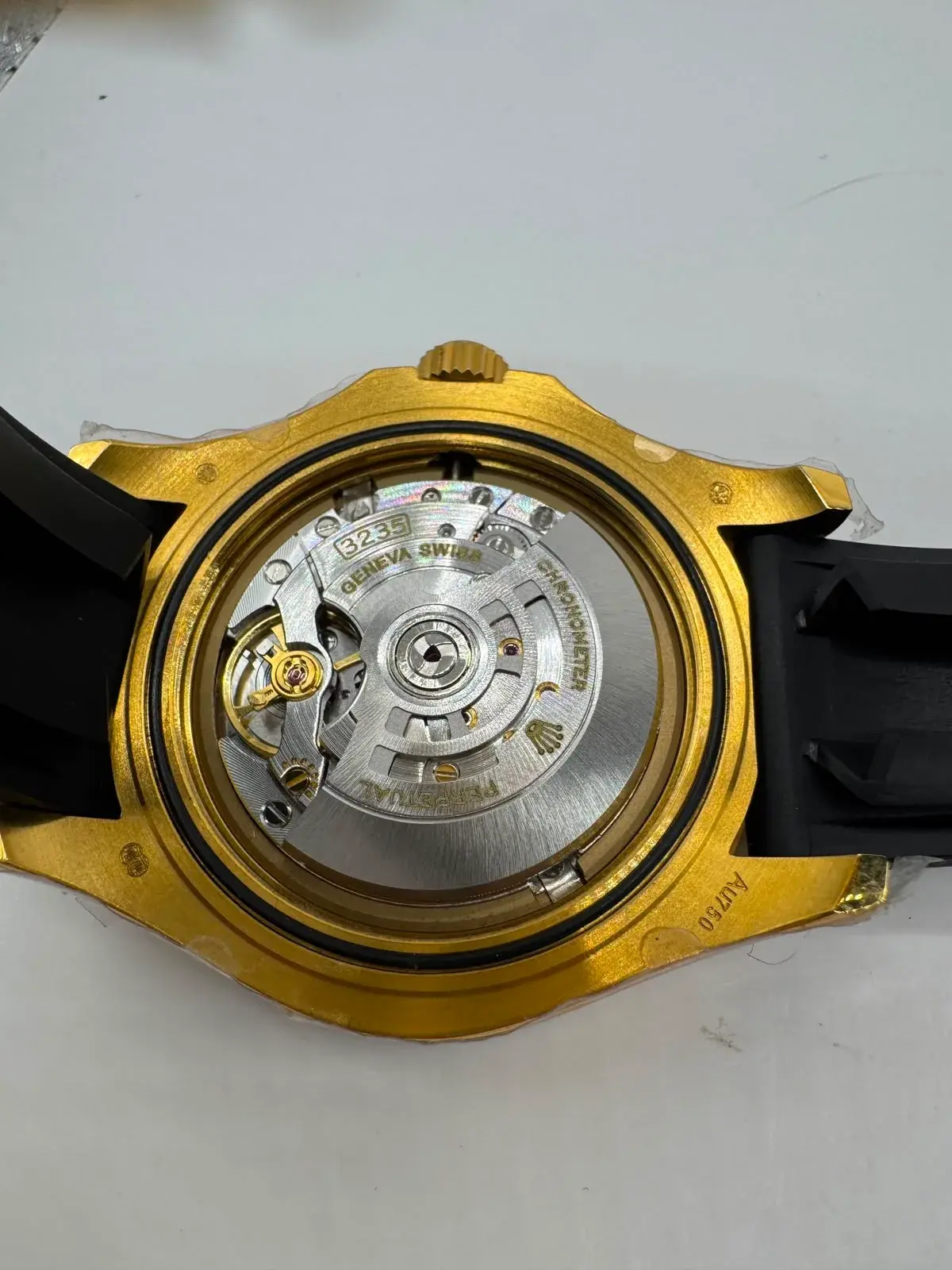 Rolex Yacht-Master 42 · Geelgoud